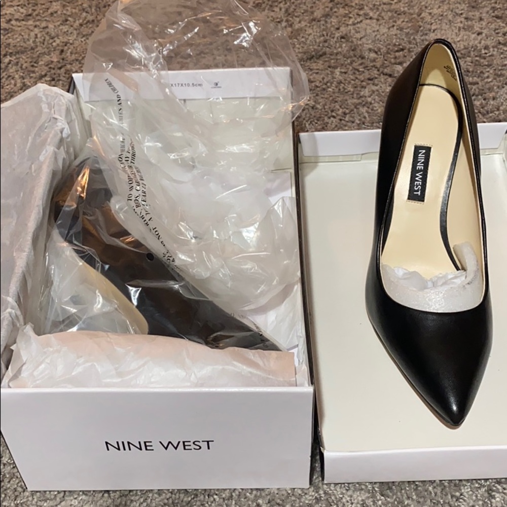 Nine West black leather flax pointed toe pumps